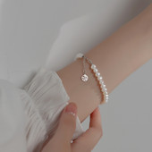 Γυναικείο βραχιόλι από πέρλες με μενταγιόν και μεταλλικό κούμπωμα