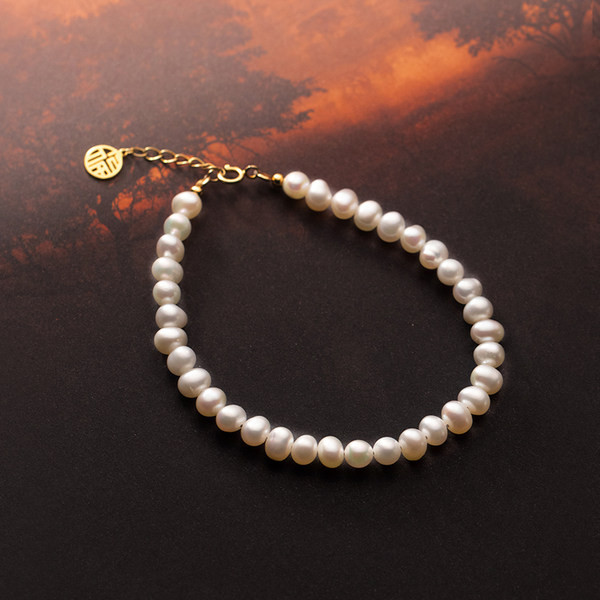 Γυναικείο βραχιόλι από πέρλες με μενταγιόν και μεταλλικό κούμπωμα