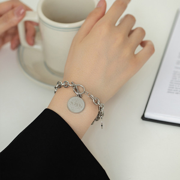 Γυναικείο βραχιόλι φαρδύ  σε ασήμι χρώμα με μενταγιόν