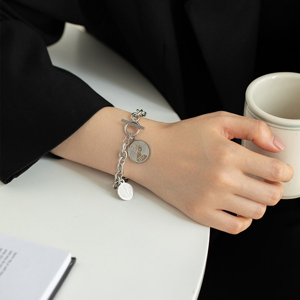 Γυναικείο βραχιόλι φαρδύ  σε ασήμι χρώμα με μενταγιόν