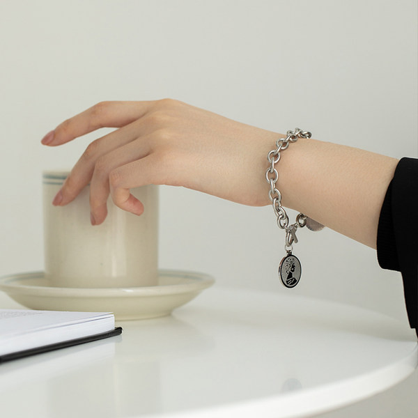 Γυναικείο βραχιόλι φαρδύ  σε ασήμι χρώμα με μενταγιόν