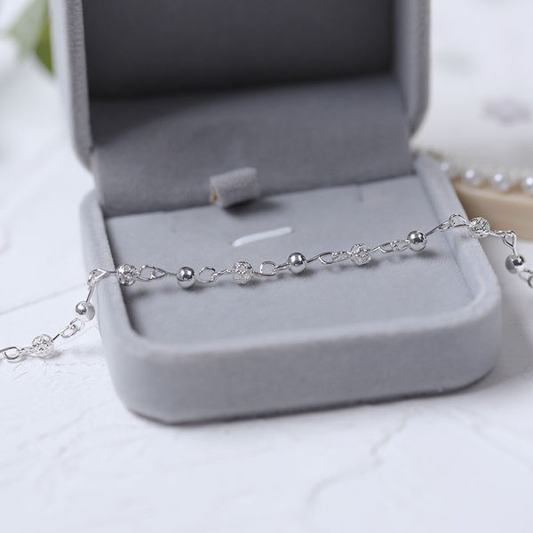 Μοντέρνο βραχιόλι με χάντρες σε ασημί χρώμα