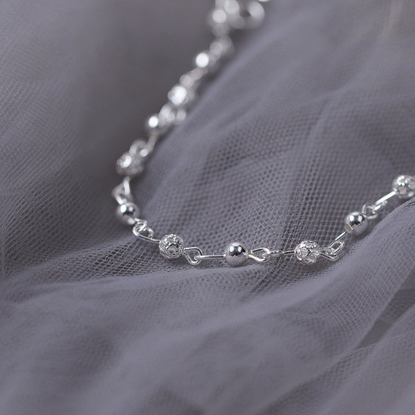 Μοντέρνο βραχιόλι με χάντρες σε ασημί χρώμα