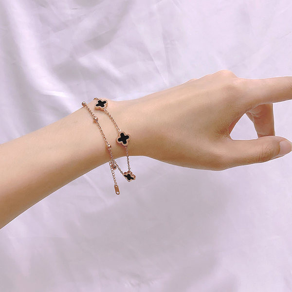 Μοντέρνο γυναικείο βραχιόλι με χάντρες και πέτρες