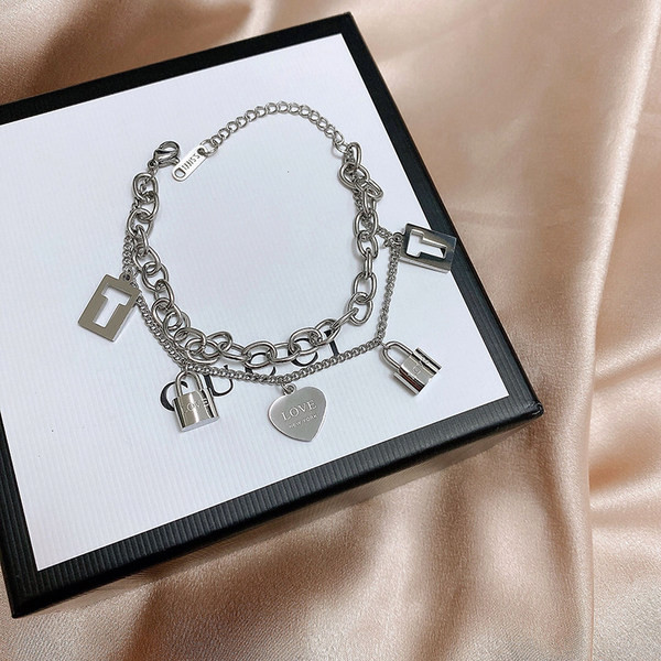 Ženska narukvica od titan čelika s privjeskom