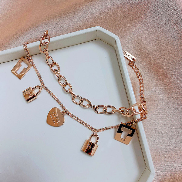 Ženska narukvica od titan čelika s privjeskom