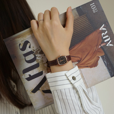 Γυναικείο τετράγωνο ρολόι με λουράκι από οικολογικό δέρμα