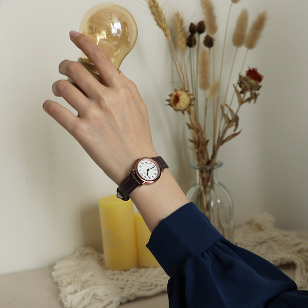 Μοντέρνο γυναικείο ρολόι με μικρό καντράν