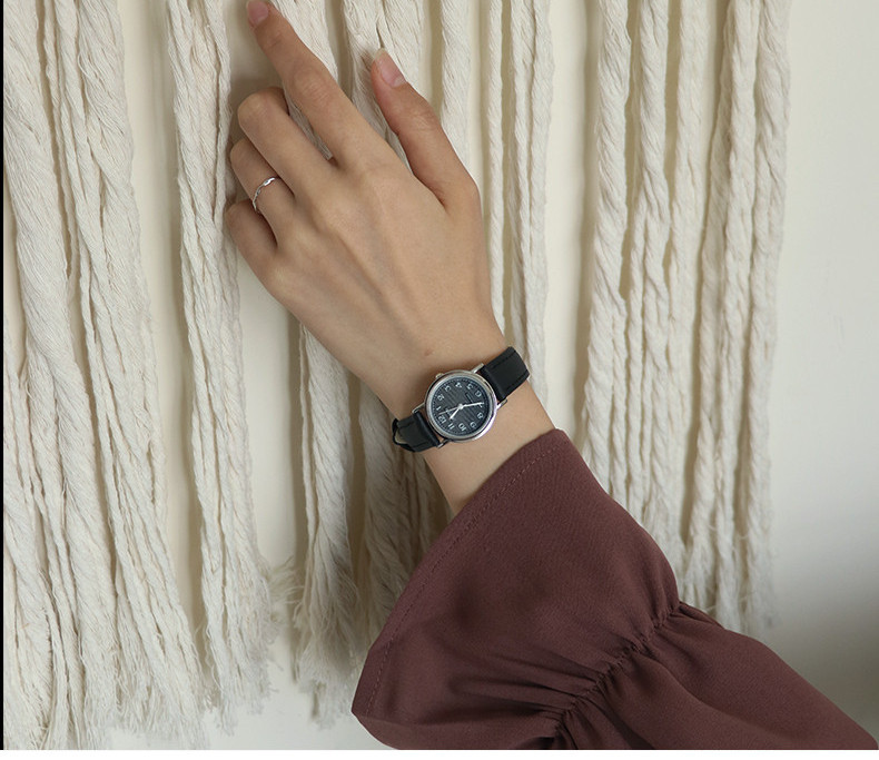 Μοντέρνο γυναικείο ρολόι με μικρό καντράν