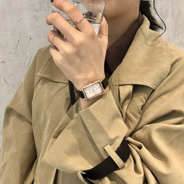 Ženski sat pravokutnog oblika sa kožnim remenom