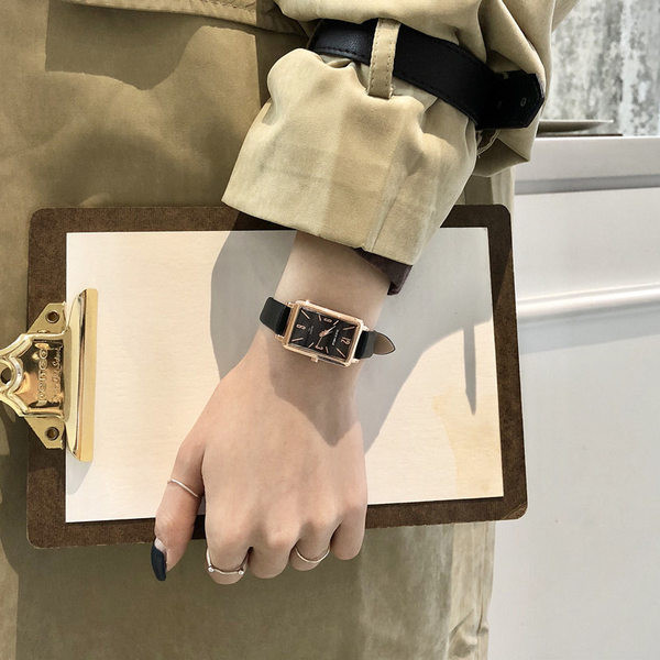 Ženski sat pravokutnog oblika sa kožnim remenom