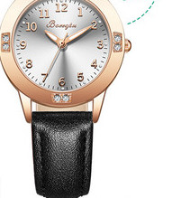 Γυναικείο καθημερινό ρολόι με στρογγυλό καντράν σε τρία μοντέλα