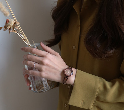 Γυναικείο μοντέρνο μεταλλικό ρολόι με  επιγραφή σε δύο χρώματα