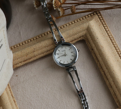 Γυναικείο μοντέρνο μεταλλικό ρολόι με  επιγραφή σε δύο χρώματα