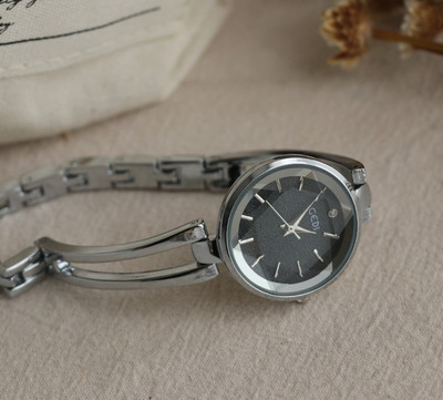 Γυναικείο μοντέρνο μεταλλικό ρολόι με  επιγραφή σε δύο χρώματα