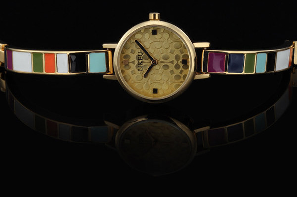 Дамски метален часовник с цветна каишка
