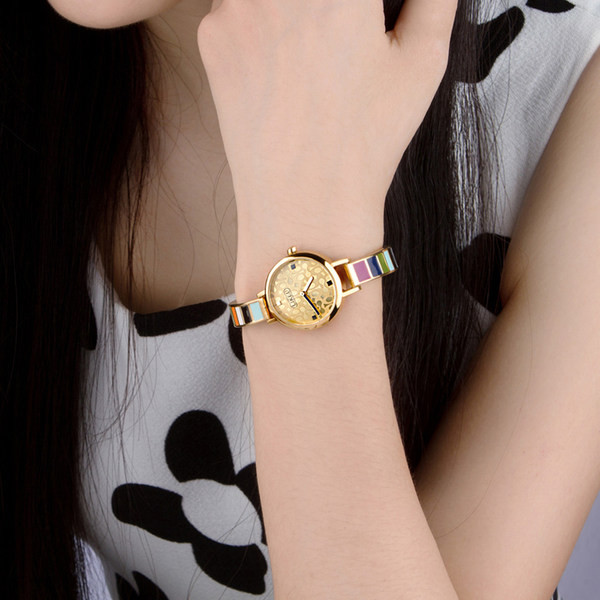 Дамски метален часовник с цветна каишка