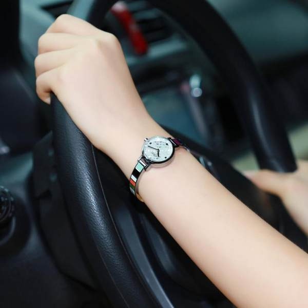 Дамски метален часовник с цветна каишка