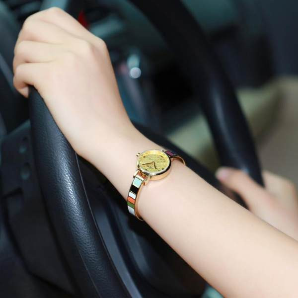 Дамски метален часовник с цветна каишка