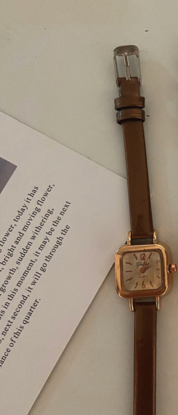 Novi model ženskog sata sa tankim kožnim remenom