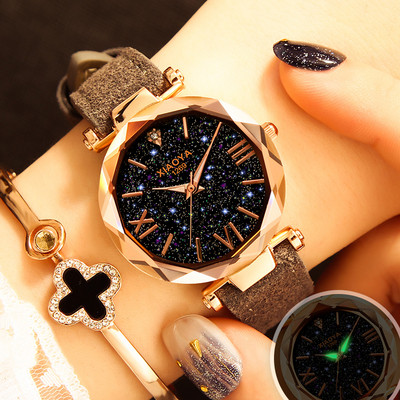 Γυναικείο ρολόι με στρογγυλό χρυσό καντράν με φωτιζόμενους δείκτες