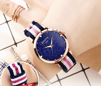 Ρολόι χειρός με στρογγυλή πλάκα και φωτιζόμενα δείκτες