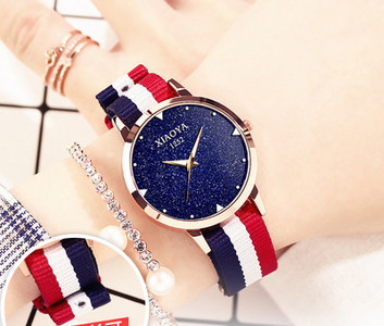 Ρολόι χειρός με στρογγυλή πλάκα και φωτιζόμενα δείκτες