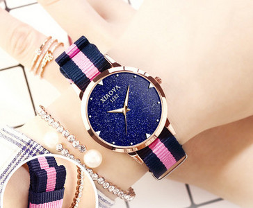 Ρολόι χειρός με στρογγυλή πλάκα και φωτιζόμενα δείκτες