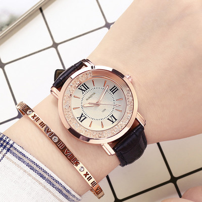 Ρολόι χειρός με στρογγυλή πλάκα και φωτιζόμενα δείκτες