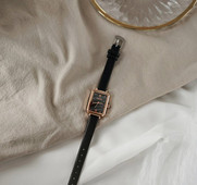 Dnevni ženski sat s četvrtastim brojčanikom