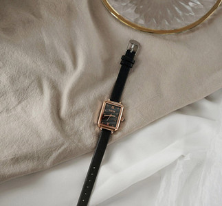 Dnevni ženski sat s četvrtastim brojčanikom