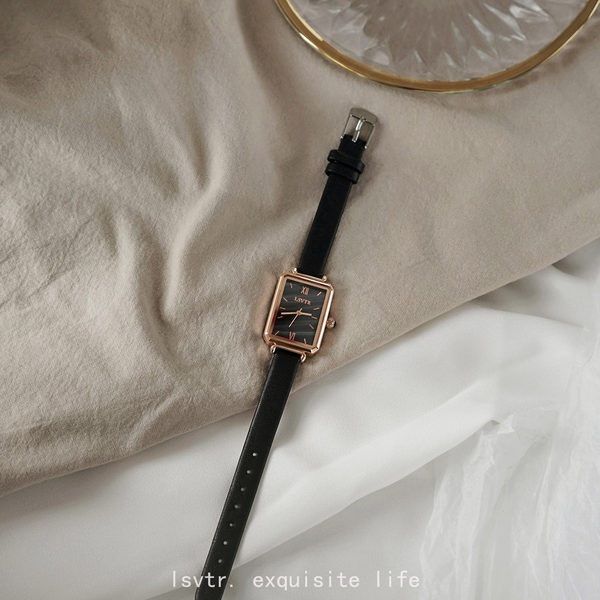 Dnevni ženski sat s četvrtastim brojčanikom