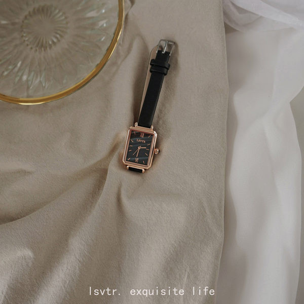 Dnevni ženski sat s četvrtastim brojčanikom