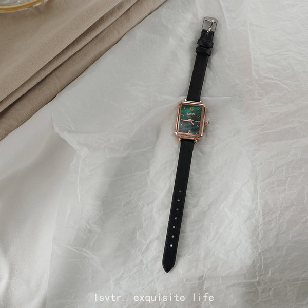 Dnevni ženski sat s četvrtastim brojčanikom