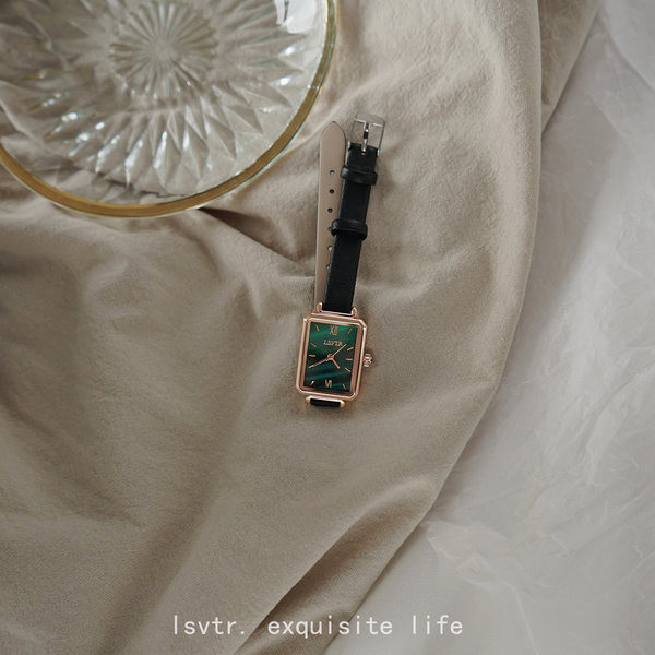 Dnevni ženski sat s četvrtastim brojčanikom