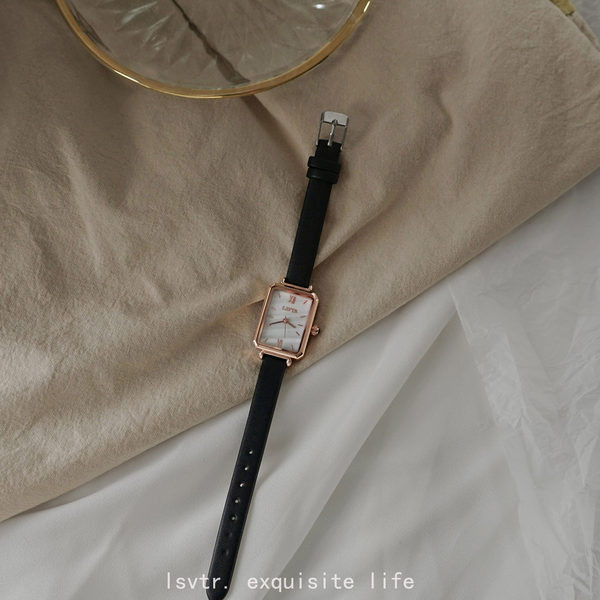 Dnevni ženski sat s četvrtastim brojčanikom