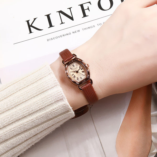 Moderan ručni sat s tankim remenom i malim kućištem