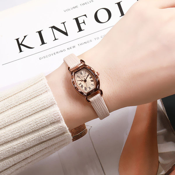 Moderan ručni sat s tankim remenom i malim kućištem