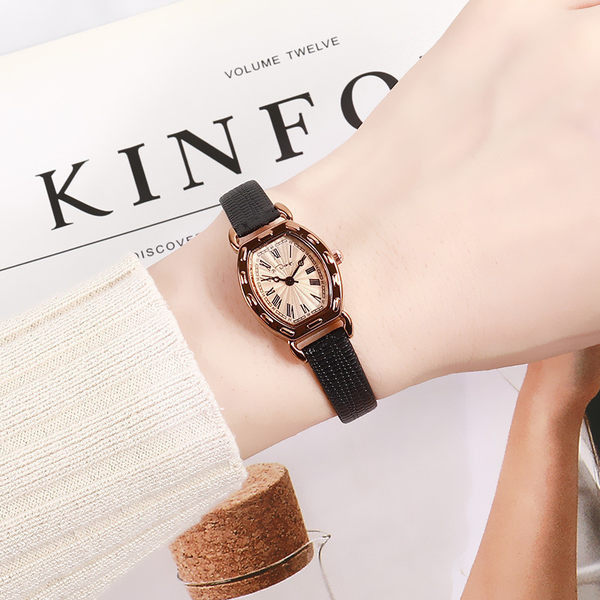 Moderan ručni sat s tankim remenom i malim kućištem