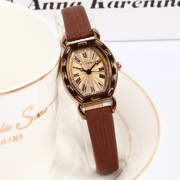 Moderan ručni sat s tankim remenom i malim kućištem