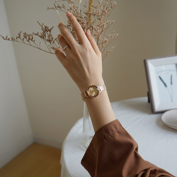 Ceas elegant de dama cu forma rotunda