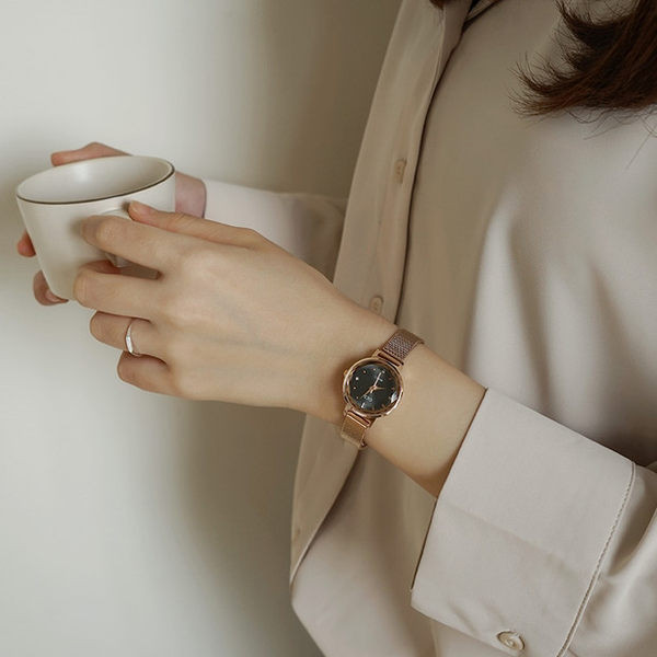 Ceas elegant de dama cu forma rotunda