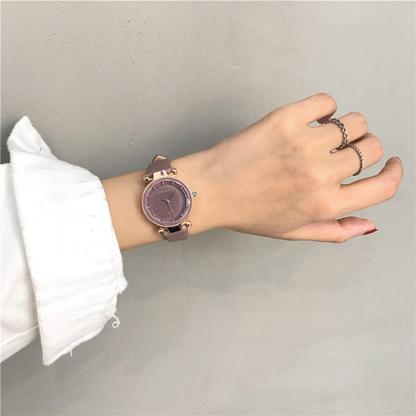 Ženski ručni sat s okruglim tijelom i remenom od umjetne kože