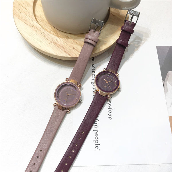 Ženski ručni sat s okruglim tijelom i remenom od umjetne kože
