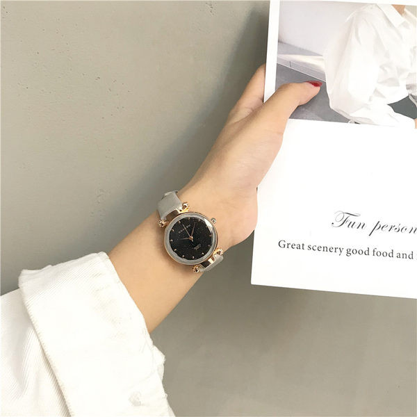 Ženski ručni sat s okruglim tijelom i remenom od umjetne kože