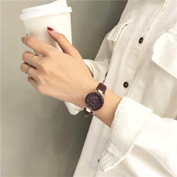 Ženski ručni sat s okruglim tijelom i remenom od umjetne kože
