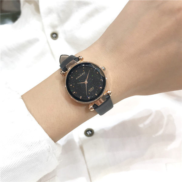 Ženski ručni sat s okruglim tijelom i remenom od umjetne kože