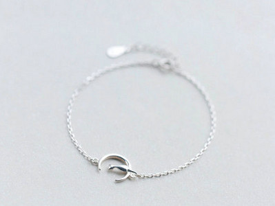 Μοντέρνο γυναικείο ρυθμιζόμενο βραχιόλι σε ασημί χρώμα