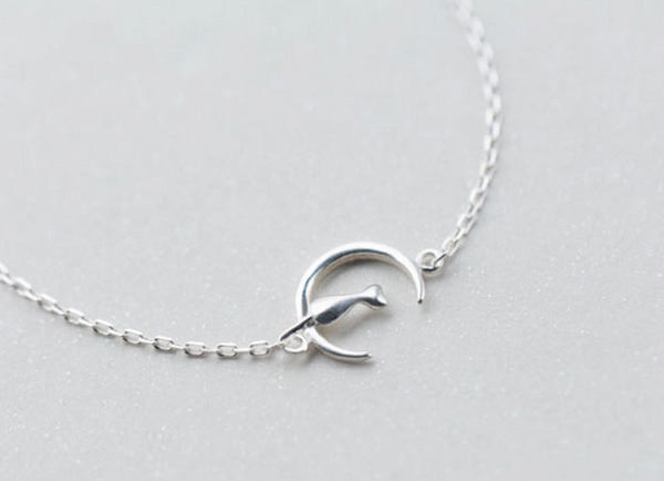 Μοντέρνο γυναικείο ρυθμιζόμενο βραχιόλι σε ασημί χρώμα