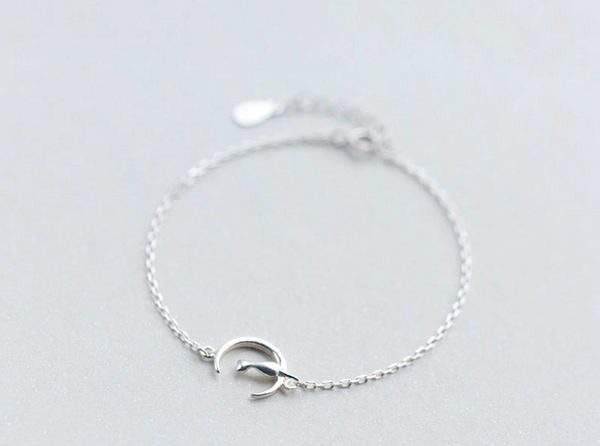 Μοντέρνο γυναικείο ρυθμιζόμενο βραχιόλι σε ασημί χρώμα